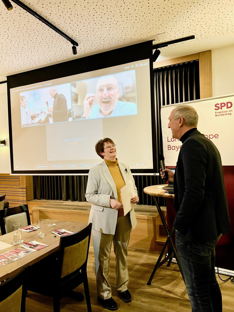 Bernd Rützel und Christoph Schmid mit Claudia Müller