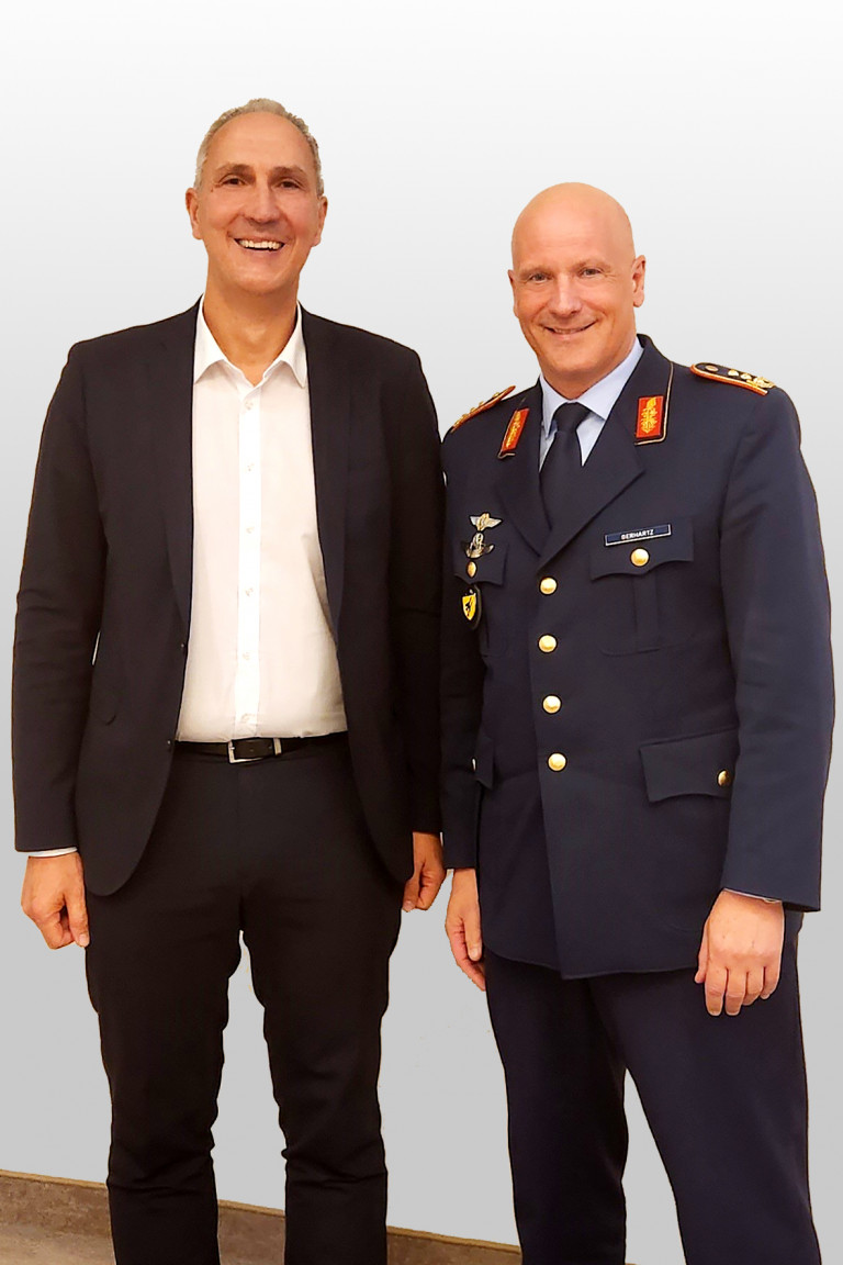 Christoph Schmid mit Generalleutnant Ingo Gerhartz